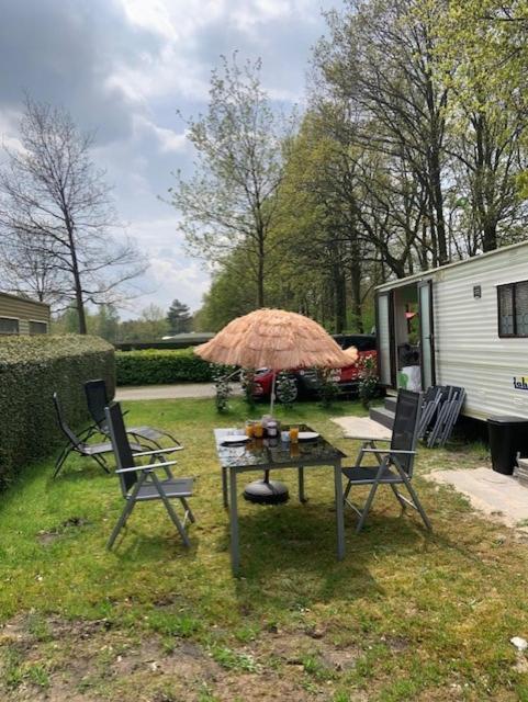 Stacaravan De Tien Geheugten: Woodland Retreat in Drenthe Schoonloo Exterior photo